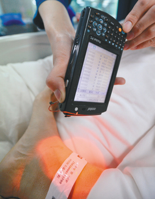 条码扫描模块嵌入集成于手持医疗设备实现移动护理